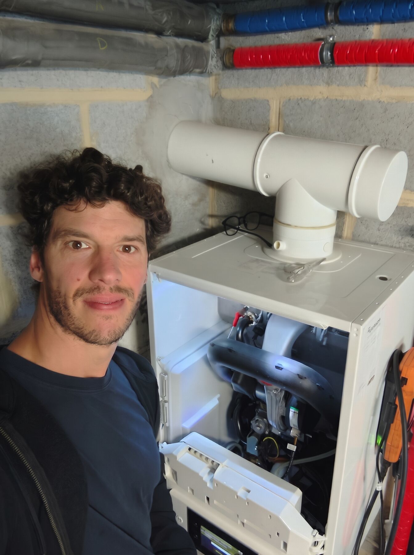 Cédric Yzebaert aan het werk bij een verwarmingsketel